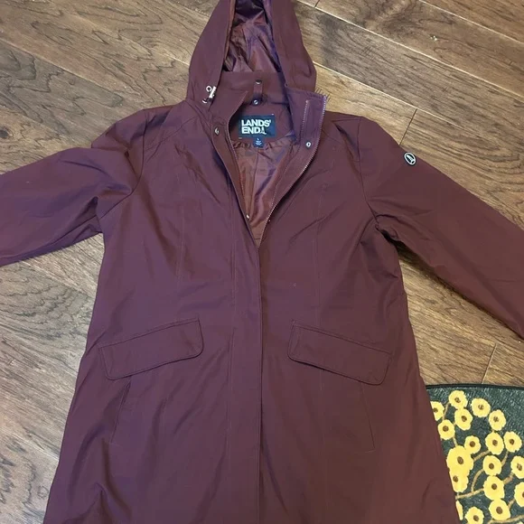 Lands' End Women's Maroon water resistant jacket - Picture 2 of 7